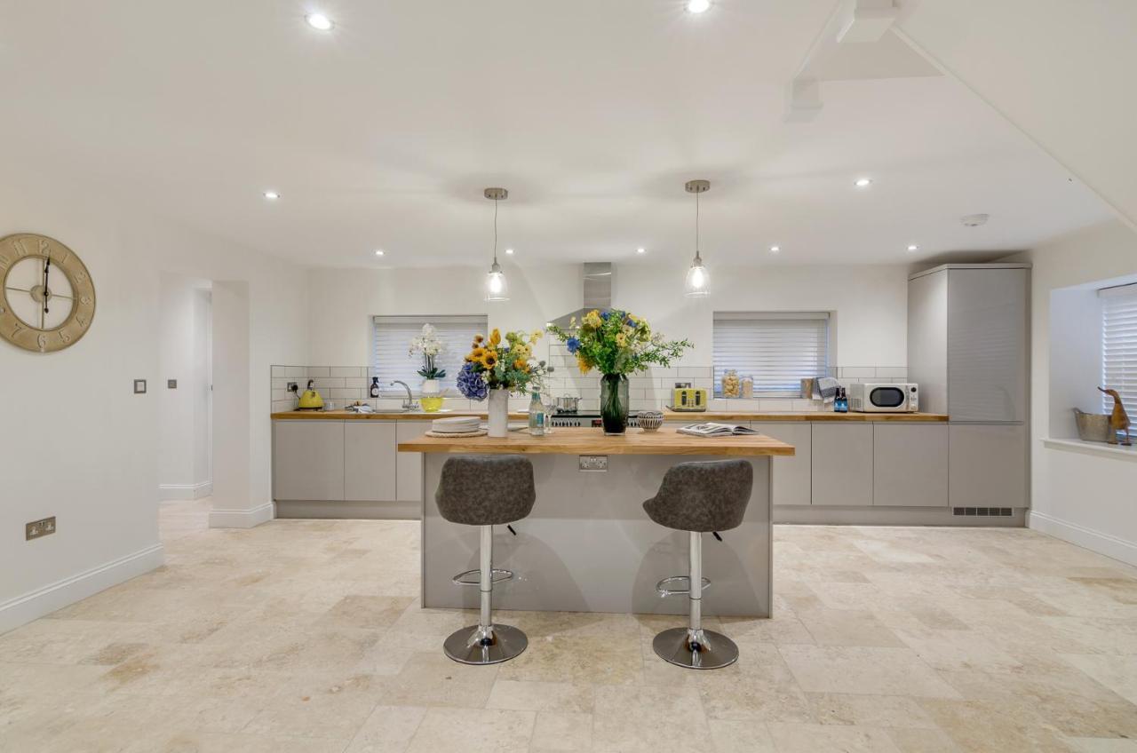 Spacious 6-Bed Home, Near The Norfolk Broads Clippesby Exterior foto