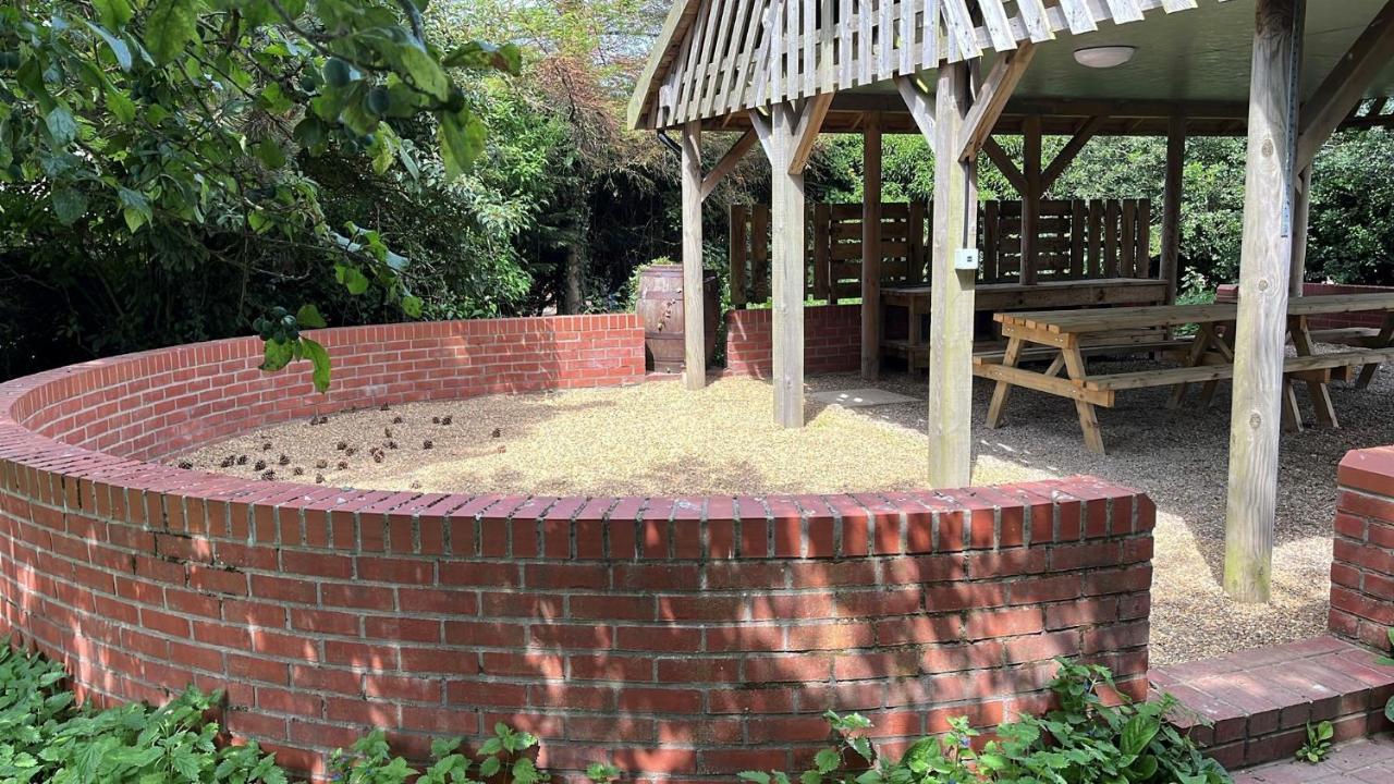 Spacious 6-Bed Home, Near The Norfolk Broads Clippesby Exterior foto
